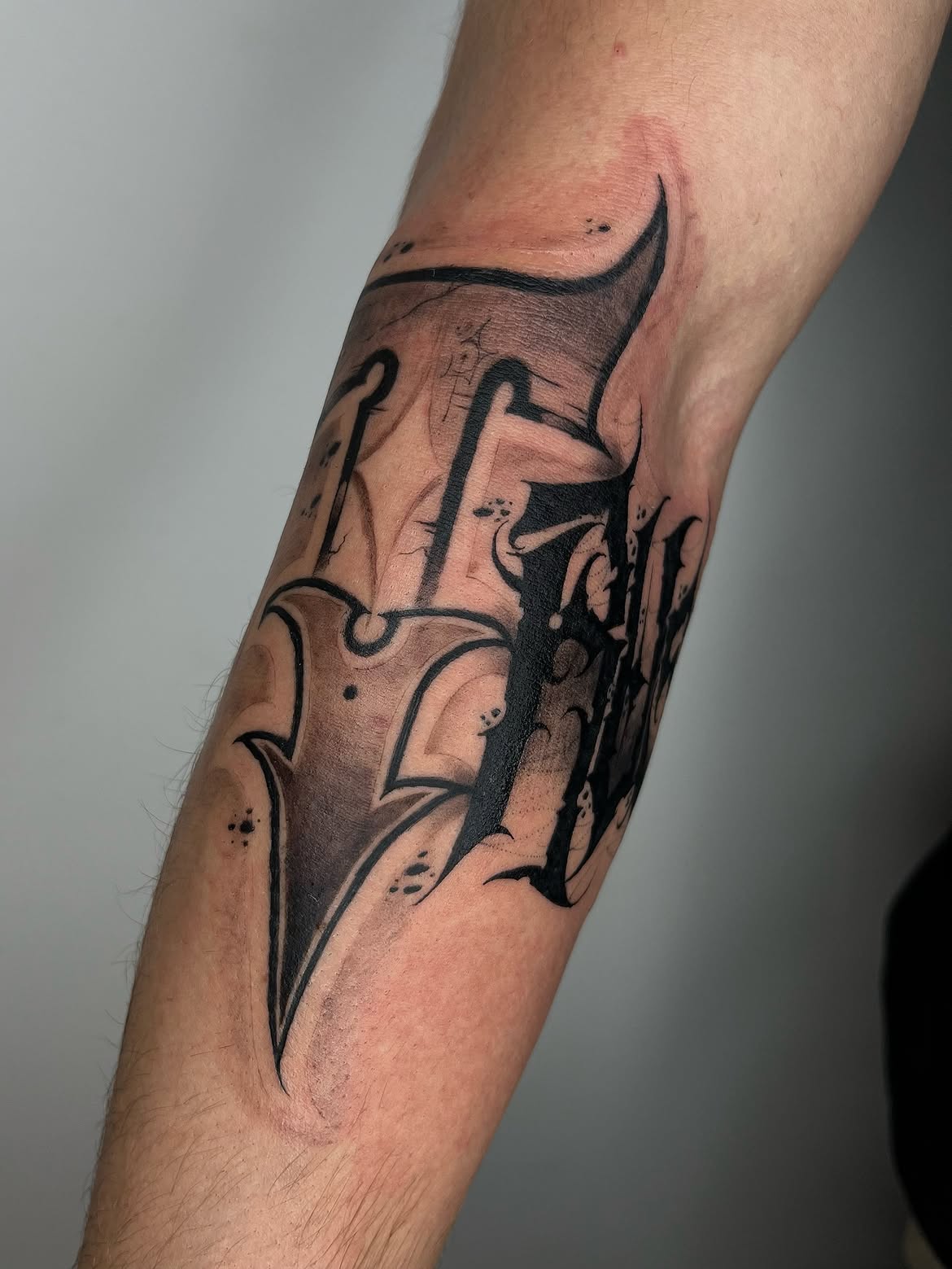 Flowing blackwork tattoo by Groc, tattoo artist in Tel Aviv