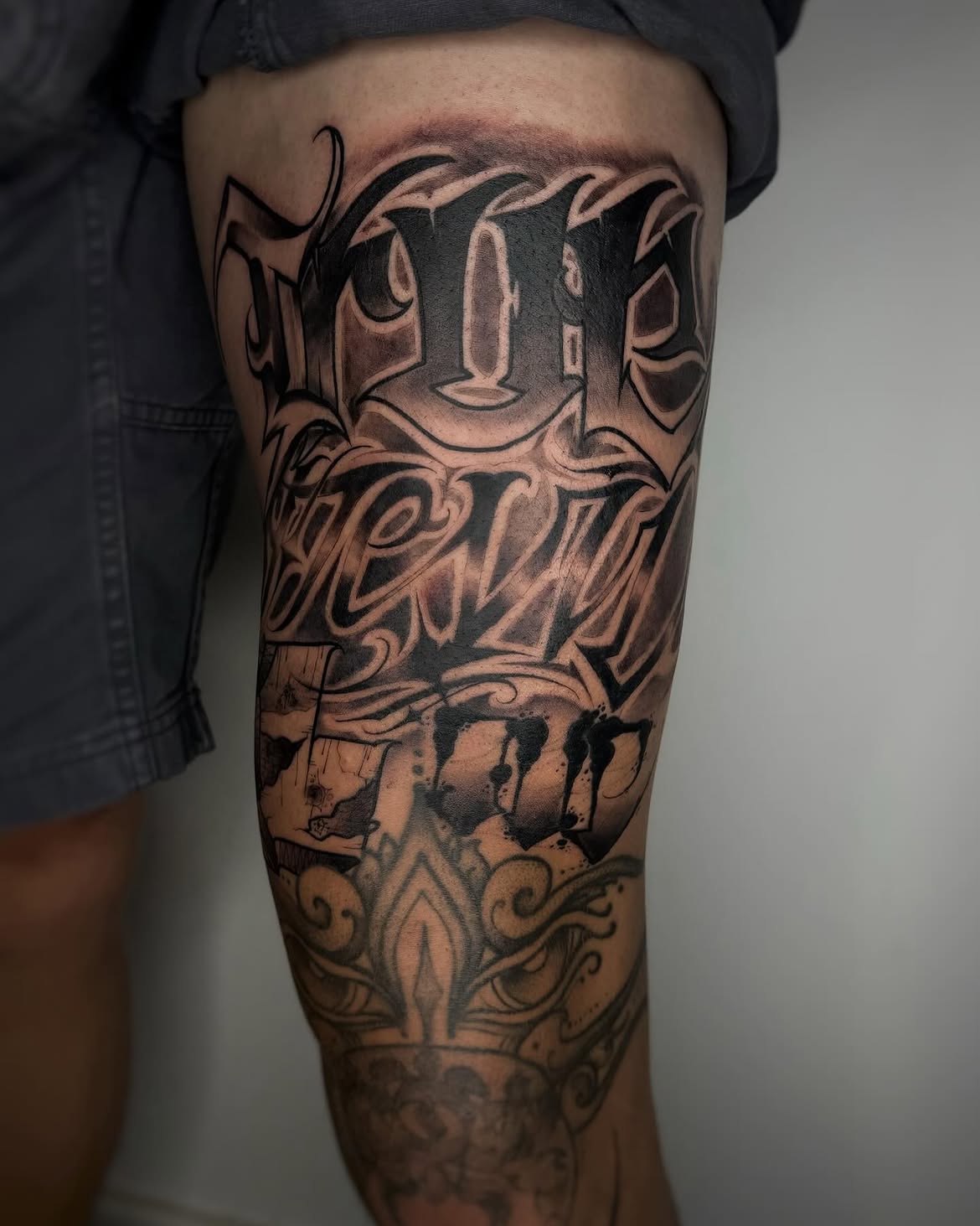 Bold freehand calligraphy by Groc at a Tel Aviv tattoo studio